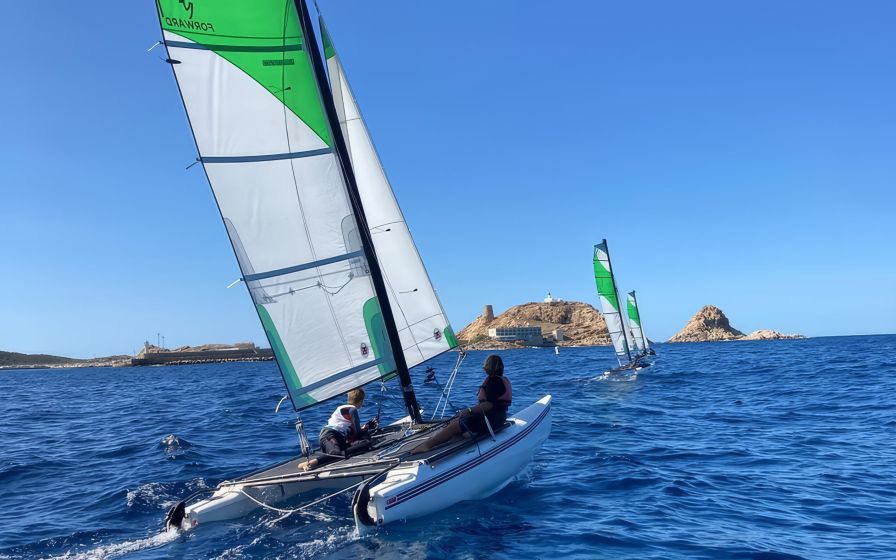 Due barche a vela navigano verso l'Ile Rousse in Corsica