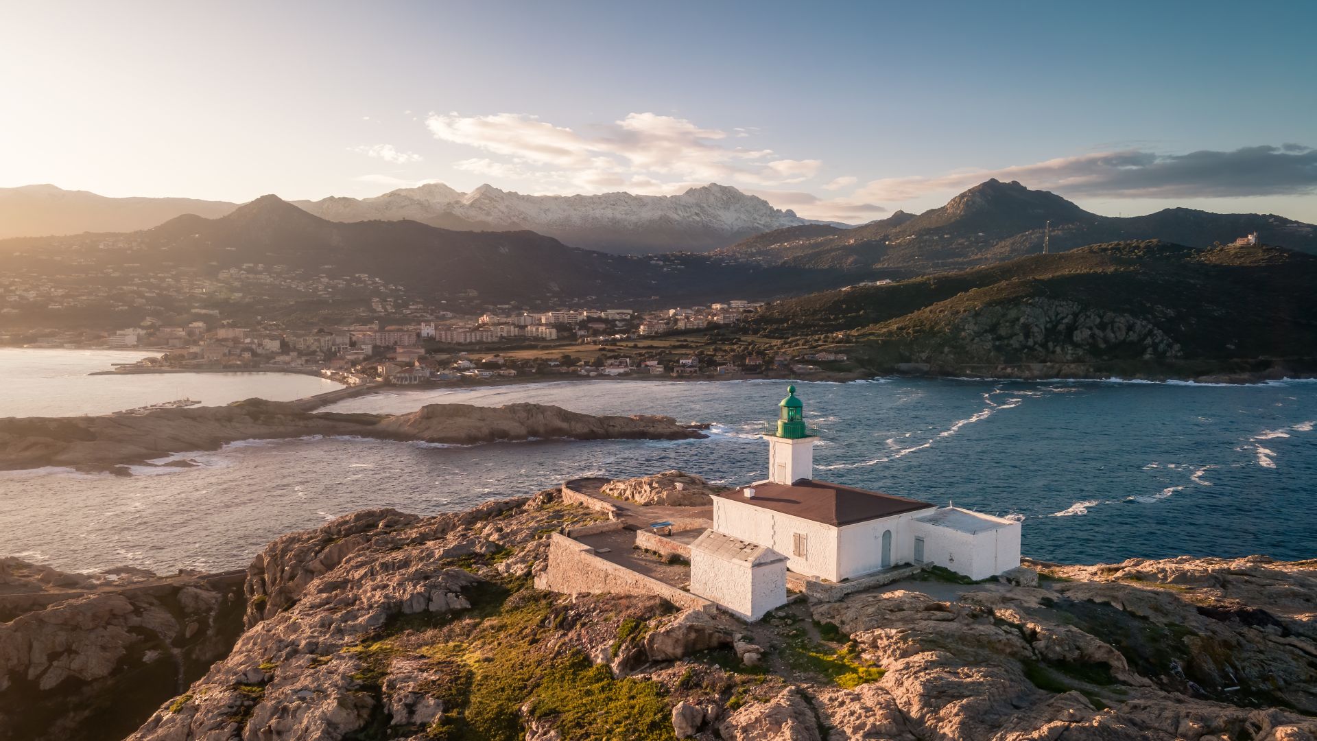 Vista aerea del faro di Île Rousse in Corsica