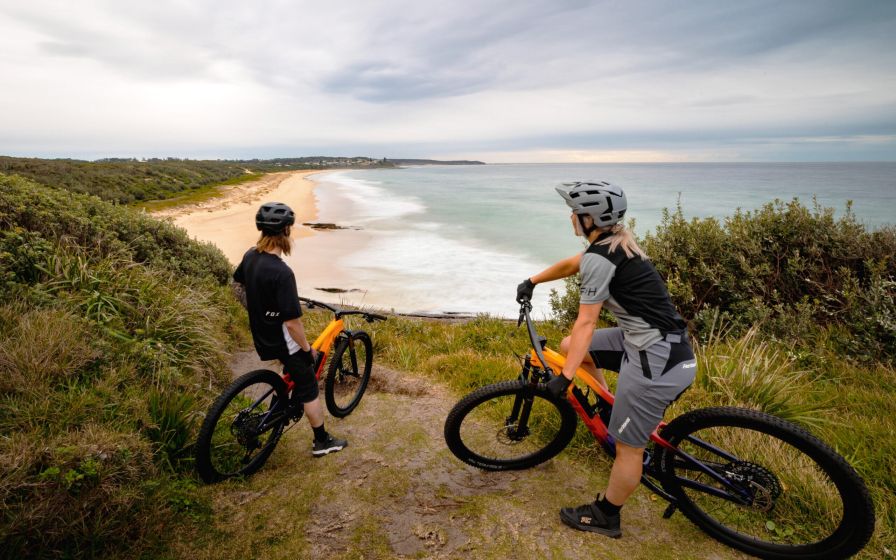 Due ciclisti vicino a una spiaggia di Balagne in Corsica.