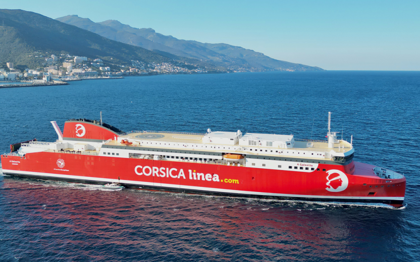 visuel d'un bateau corsica linea rouge et blanc naviguant sur les flots de la Méditerrannée