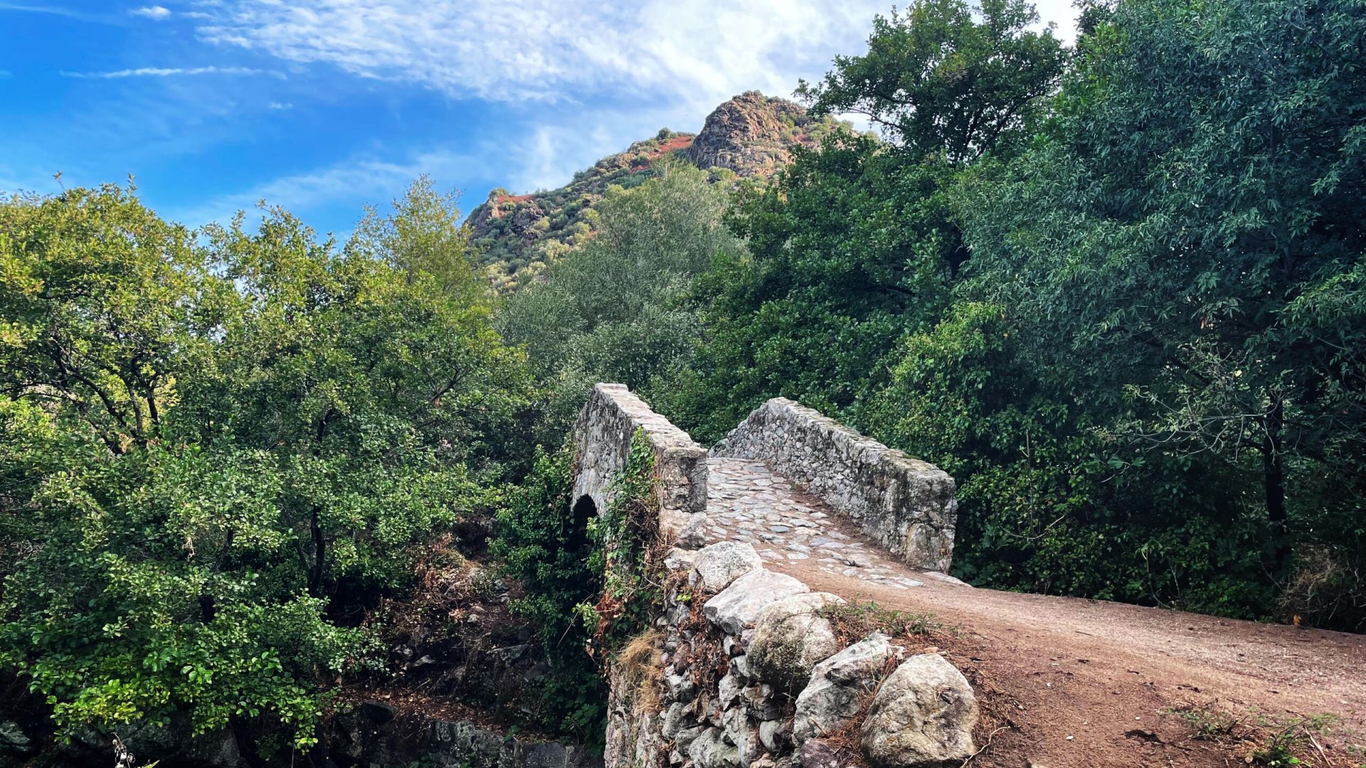 Le rocce della spiaggia dell'Arinella in Corsica