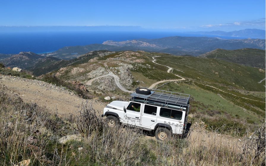 Un veicolo 4x4 circola su una pista di Balagne in Corsica.