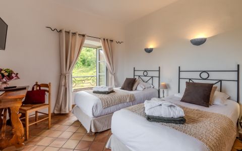 Superior Twin Room of the Mare e Monti hotel in Feliceto, Corsica.